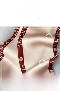 Dettaglio macro delle cuciture del foulard in seta color champagne e motivi di rose
