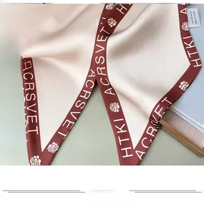 Dettaglio di sciarpa in seta con tessuto champagne e stampa di rose rosso bordeaux