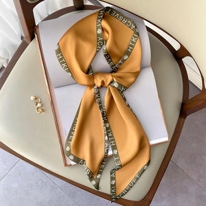 Lungo foulard di seta giallo con stampa di lettere e bordi verdi per capelli o collo