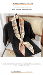 Détail d'un foulard en soie synthétique 15x150cm avec motifs horloge vintage