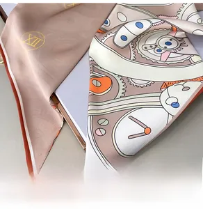 Détail d'un foulard en soie champagne avec motifs horlogers vintage et chiffres romains