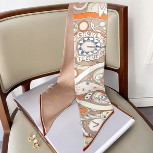 Détail d'un foulard twilly aux motifs d'horloge vintage et tons de terre élégants