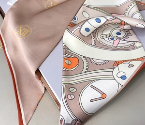 Détail du foulard en soie montrant des motifs d'horloge mécanique et de chat mignon