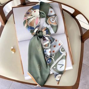 Écharpe étroite en soie avec motifs de lapins et horloges rétro sur un livre gris