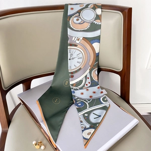 Détail d'un foulard étroit en soie avec motif horloge vintage et chiffres romains