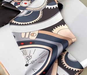 Détails macro de motifs d'horloge vintage sur une écharpe ruban en soie de luxe