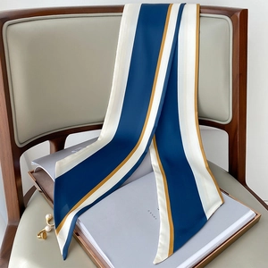 Detail eines dreifarbig gestreiften Seidenschals in Marineblau, Creme und Senfgelb