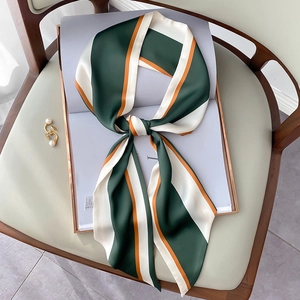 Grün-oranger Satin-Schal mit Streifen, elegant an einem Vintage-Holzstuhl gebunden