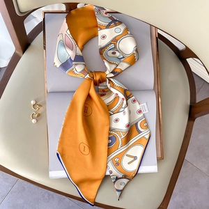 Élégant foulard twilly en soie avec motifs mécaniques dans un décor lifestyle raffiné