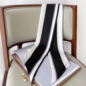 Detailansicht eines gestreiften Satin-Schals mit Perlen als schickes Mode-Accessoire
