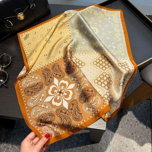 Seidenquadrat-Halstuch mit Paisley-Muster und geometrischem Druck in Champagner-Braun