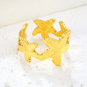 Bague étoile de mer dorée avec textures réalistes au style océanique minimaliste