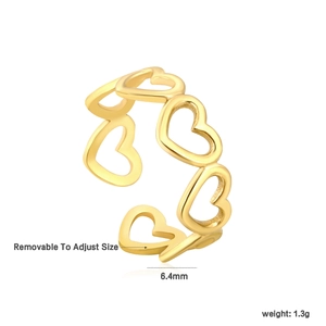 Detail eines verstellbaren goldenen Herzrings mit 6,4 mm Breite und Hohlmuster