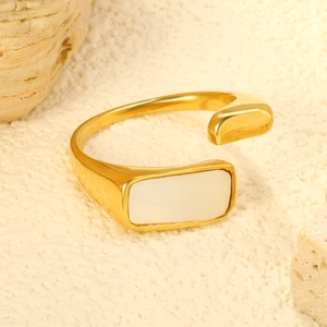Bague ouverte minimaliste en acier doré avec incrustation de nacre blanche rectangulaire