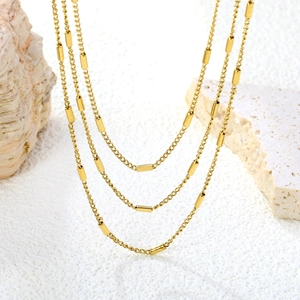 Dreilagige goldene minimalistische Pulloverkette mit polierten Metallzylinder-Anhängern