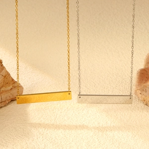 Minimalistische rechteckige Halsketten in Gold und Silber aus poliertem Edelstahl