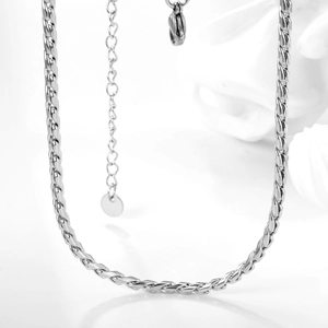 Élégant collier chaîne torsadée en acier inoxydable argenté avec fermoir mousqueton réglable