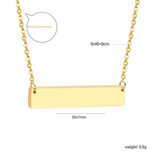 Detail der 45+5 cm Kette und 35x7 mm Goldstab-Anhänger mit Größenangaben auf Weiß