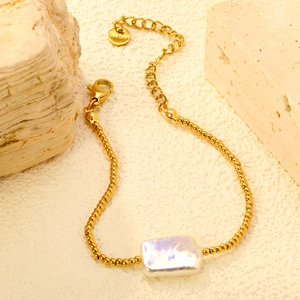Golden stainless steel bead bracelet featuring a baroque pearl charm with S.Steel tag
