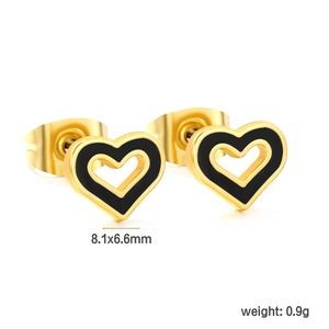 Detail view of heart-shaped earrings with 8.1x6.6mm dimensions and 0.9g weight info