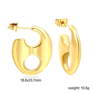Détail de boucles d'oreilles C géométriques plaquées or 18 carats avec dimensions
