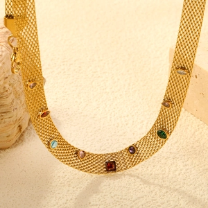Collier large en maille dorée avec cristaux multicolores sur support pierre
