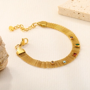 Gros plan du collier en maille dorée orné de cinq pierres précieuses colorées