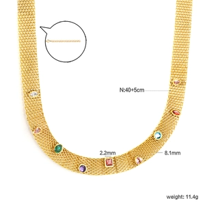 Collier en maille plaqué or 18 carats avec zircons colorés et détail du fermoir mousqueton