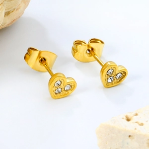 Schicke goldene Herz-Ohrstecker mit funkelnden Kristallen auf weißem Hintergrund