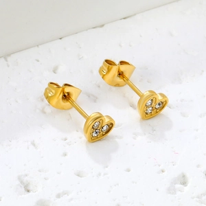 Nahaufnahme goldener Herzohrringe mit funkelnden Kristallen und Schmetterlingsverschluss