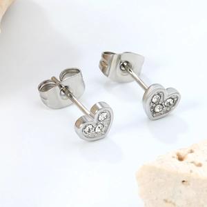 Elegante herzförmige Edelstahl-Ohrstecker mit funkelnden eingelegten Kristallen