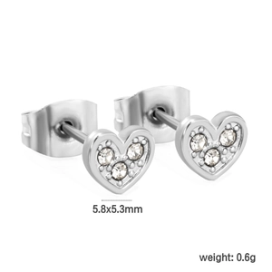 Makroaufnahme der herzförmigen Kristall-Ohrstecker in Silber mit 5,8x5,3mm Maßangaben
