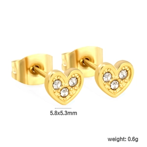 Makroaufnahme goldener Herzohrringe mit Zirkonia, Größe 5,8x5,3mm und Gewicht 0,6g