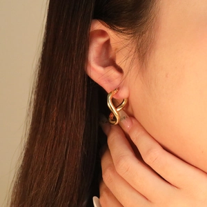 Boucles d'oreilles dorées géométriques torsadées au design abstrait pour femmes