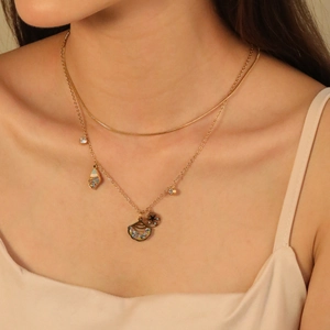 Collana doppia dorata stile oceano con ciondolo a conchiglia in strass su modella