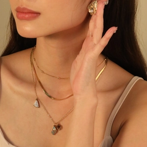 Set collana multistrato dorata stile marino con ciondoli a conchiglia e orecchini perla
