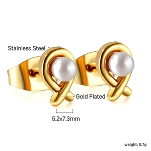 Macro shot of 5.2x7.3mm gold-plated stainless steel twisted stud earrings with white pearls