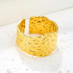 Bague large en acier inoxydable doré martelé irrégulier avec texture géométrique