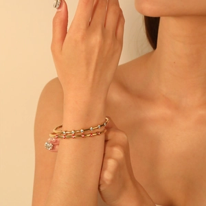 Lot de deux joncs ouverts en acier doré avec motifs œil maléfique rouge et bleu