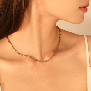 Collier chaîne de corde en acier inoxydable plaqué or 18K porté par un mannequin