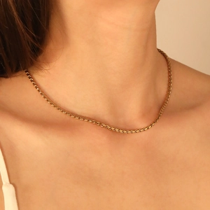 Collier chaîne corde minimaliste en acier inoxydable plaqué or 18K sur un modèle