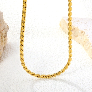 Vue macro d'un collier chaîne torsadée plaqué or 18 carats au fini poli brillant