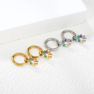 Boucles d'oreilles créoles fleurs arc-en-ciel en or et argent sur support blanc