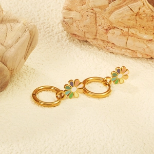Boucles d'oreilles créoles dorées avec pendentifs marguerites sur fond de pierre naturelle
