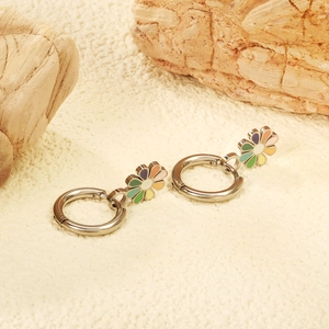 Boucles d'oreilles créoles fleurs marguerites en émail arc-en-ciel et acier poli