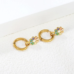 Charmantes créoles dorées avec pendentifs marguerites colorés pour un look ludique