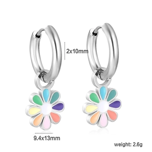 Vue détaillée des boucles d'oreilles fleur émaillée colorée avec créoles en acier