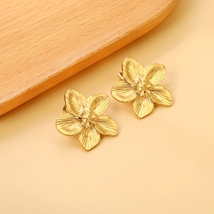 Boucles d'oreilles pétales en acier inoxydable plaqué or 18 carats au fini brossé mat