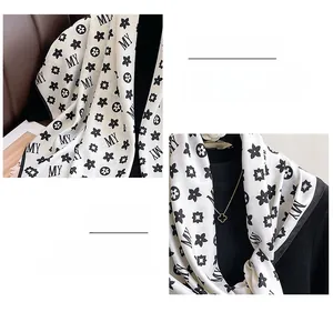 Détail d'un foulard en soie avec motifs de pied-de-poule et finitions de bordure soignées