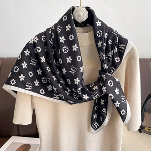 Carré de soie noir et blanc avec imprimé lettres MY et motif floral sur haut en maille beige